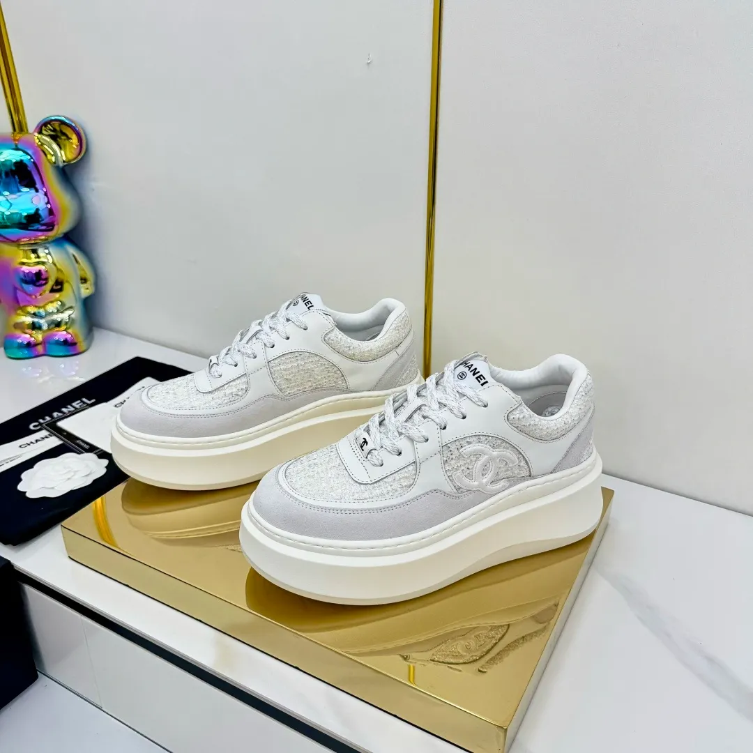 👟👟Ex-factory price 600👟👟 Upgraded version, upgraded version, upgraded version! No rebuttal accepted! ! ! ! Chanel Chanel panda shoes! 2025 counter's top casual sports shoes. This classic design; the upper is electro-embroidered with a variety of techniques; the outsole is fashionable and sporty; the unusual inclusion of a variety of color matching elements... The diversified mix and match is very good-looking and versatile, and can be used for leisure, fashion, sports, and outdoor... ꫛꫀꪝ Go➫ Materials: ❶Upper made of: original imported first-layer silk cowhide + original waterproof cloth + original first-layer cowhide ❷Inner lining: Original Yangli+Net ❸Outsole based on: Original TPU combination outsole Counter boutique packaging complete set for women 35–41 👉 👉 👉 👉 👉